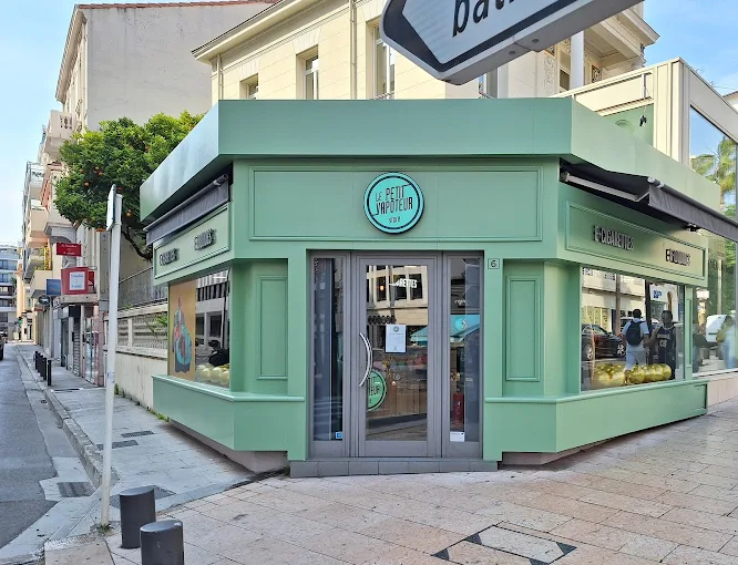 LE PETIT VAPOTEUR - ANTIBES (06) - Photo de la boutique