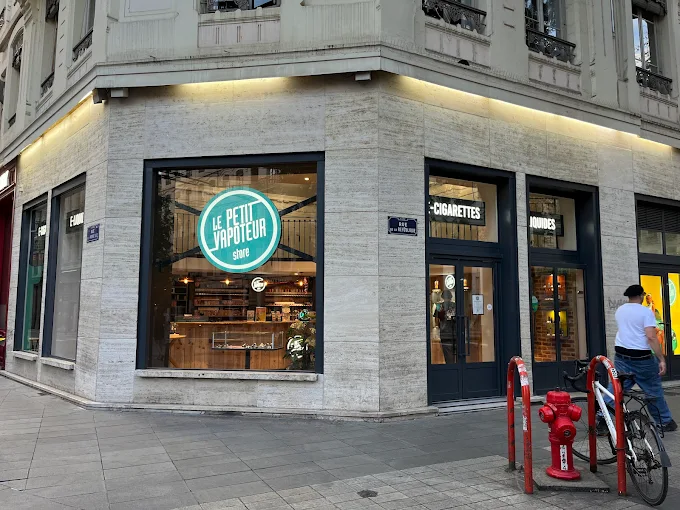 LE PETIT VAPOTEUR - LYON RÉPUBLIQUE (69) - Photo de la boutique